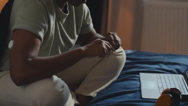 Plan Moyen Rapproché Jeune Afro Américaine Diabétique Portant Dispositif Surveillance — Video
