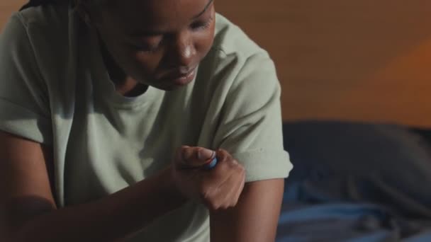 Närbild Ung Afroamerikansk Kvinna Med Diabetes Som Sitter Sängen Hemma — Stockvideo