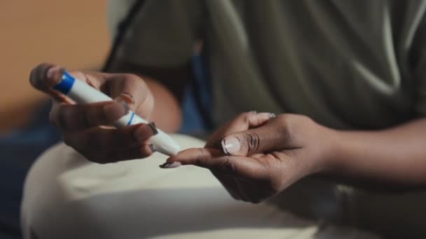 Lähikuva Tuntemattoman Afroamerikkalaisen Tai Aasialaisen Diabetesnaisen Käsistä Jotka Istuvat Sängyllä — kuvapankkivideo