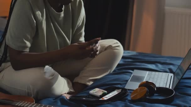 Średnie Ujęcie Młodej Czarnej Kobiety Cukrzycą Siedzącej Łóżku Kłującej Palec — Wideo stockowe