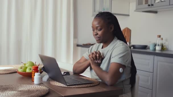 Середній Знімок Усміхненої Афроамериканської Жінки Діабетом Сидить Кухонним Столом Перед — стокове відео