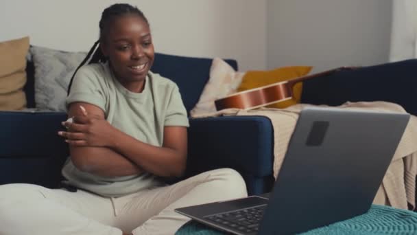 Medelhög Bild Ung Afroamerikansk Kvinna Med Diabetes Som Har Känslomässiga — Stockvideo