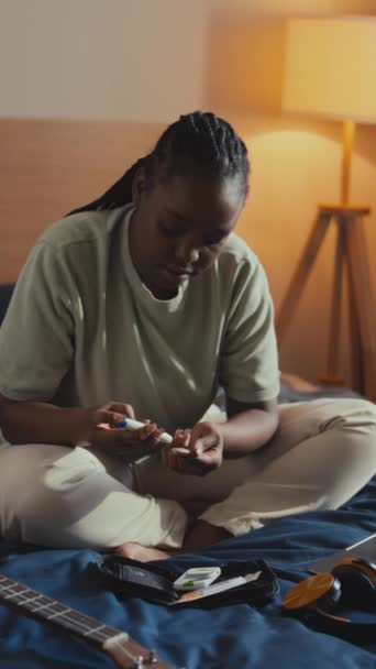 Plný Vertikální Záběr Mladé Afroamerické Ženy Diabetem Sedící Ložnici Píchající — Stock video