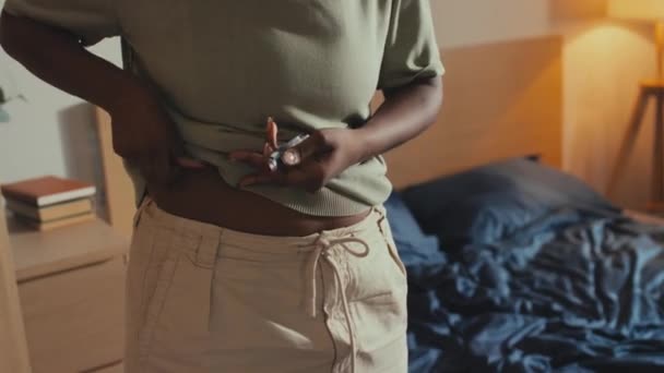 Inyección Media Sección Media Una Mujer Afroamericana Joven Parada Dormitorio — Vídeos de Stock