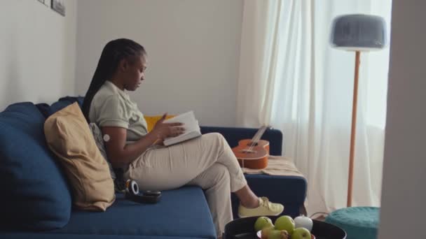 Повний Бічний Знімок Афроамериканської Дівчини Діабетом Носіння Пристрою Монітора Глюкози — стокове відео