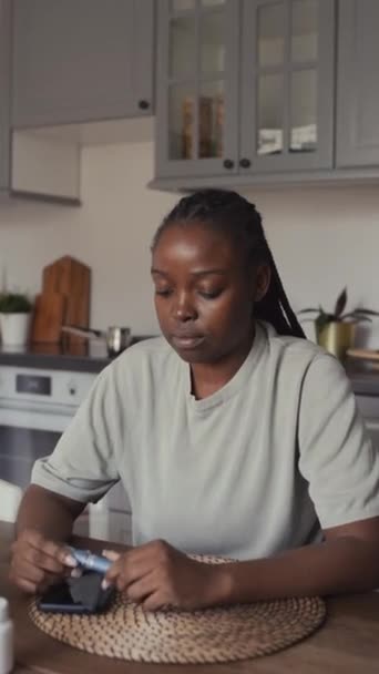 Tiro Vertical Médio Mulher Afro Americana Infeliz Com Cabelo Trançado — Vídeo de Stock