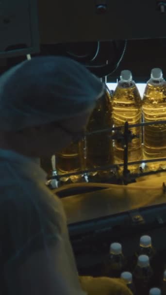 Filmato Posteriore Verticale Angolo Alto Bottiglie Soda Frizzante Non Identificate — Video Stock