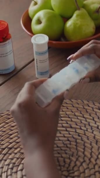 Szoros Függőleges Lövés Kezek Felismerhetetlen Sötét Bőrű Nyitó Tabletta Tartály — Stock videók