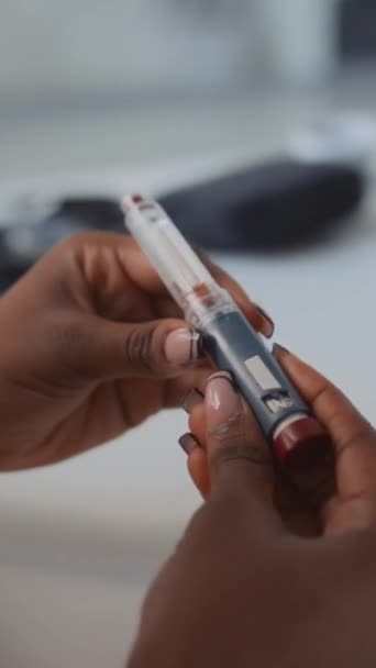 Vertikale Nahaufnahme Der Hände Einer Anonymen Afroamerikanischen Patientin Mit Diabetes — Stockvideo