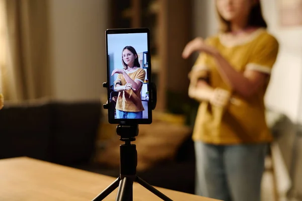 Smartphone Bildschirm Mit Niedlichem Jugendlichem Mädchen Mit Teilweisem Arm Das — Stockfoto