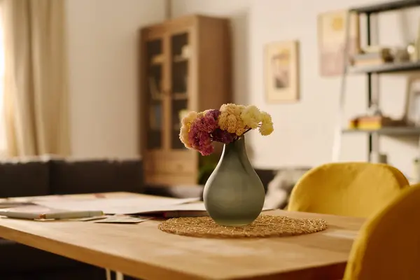 Tisch Mit Blumenstrauß Grauer Vase Und Zwei Gelben Stühlen Der — Stockfoto