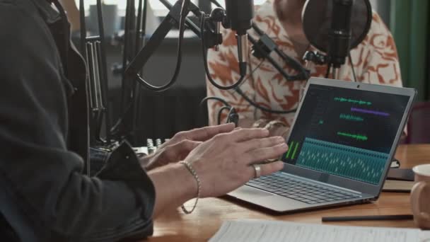 Бічні Кадри Запису Звукової Послідовності Екрані Ноутбука Час Два Невпізнавані — стокове відео