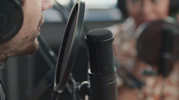 Side Closeup Van Mens Spreken Professionele Microfoon Met Niet Geïdentificeerde — Stockvideo