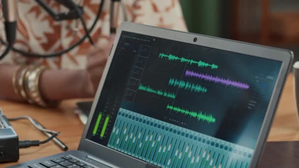 스튜디오에서 방송하는 오디오 시퀀스 사운드의 프로그램과 노트북 화면의 사이드 클로즈업 — 비디오