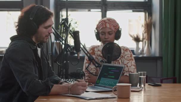 Çeşitli Kadın Erkek Ortak Sunucuların Stüdyoda Podcast Internet Şovunda Yan — Stok video