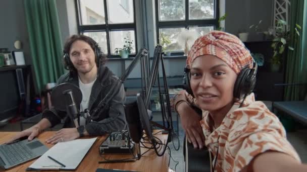 Afrika Kökenli Amerikalı Kadın Gitaristin Beyaz Erkek Sunucuyla Stüdyoda Podcast — Stok video