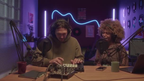 문자열 스튜디오에서 노래를 녹음하는 샘플러와 아프리카계 미국인 여성에 음악을 만드는 — 비디오