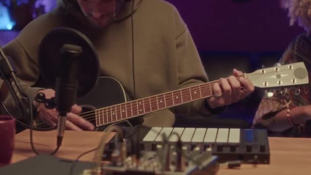 Vystřižené Záběry Neznámého Vousatého Muže Hrajícího Kytaru Při Nahrávání Písně — Stock video