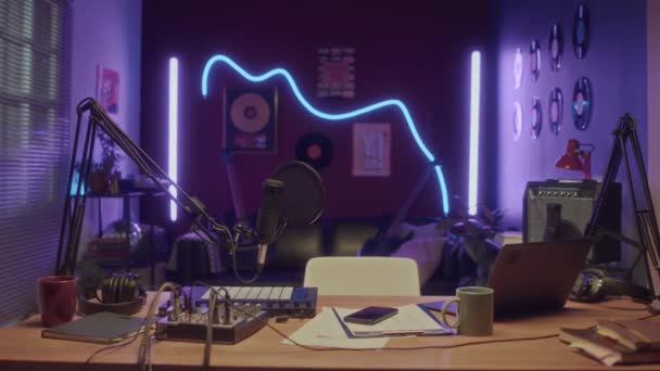 음악을 만들기위한 마이크 샘플러 노트북과 스튜디오의 인테리어의 사람들 — 비디오