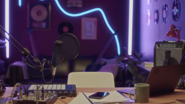 Brak Ludzi Nagrania Muzyków Miejsca Pracy Urządzonym Neonowym Studio Oświetlonym — Wideo stockowe