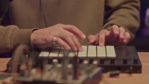 Primo Piano Mani Maschili Musicista Anonimo Creare Battiti Utilizzando Campionatore — Video Stock