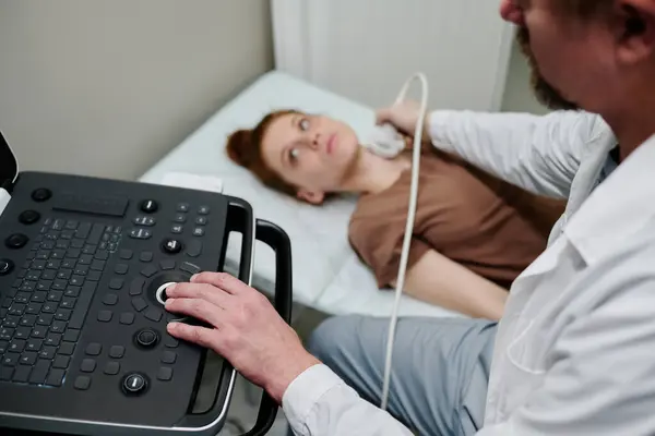 Hand Van Ervaren Endocrinoloog Paneel Van Echografie Machine Tijdens Diagnose — Stockfoto