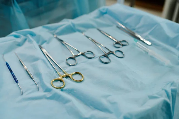 Ameliyat Için Steril Çelik Tıbbi Gereç Seti Ameliyat Için Hazırlanmış — Stok fotoğraf
