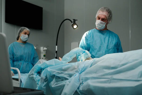 在医院进行外科手术时 男性临床医生在医疗刷洗 口罩和手套方面的成熟程度 — 图库照片