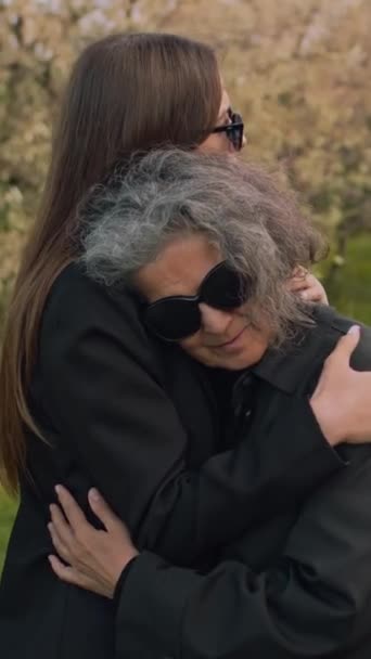 Filmagem Vertical Jovem Senhora Abraçando Confortando Mãe Idosa Que Sente — Vídeo de Stock