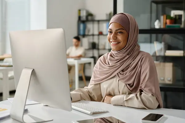 Felice Giovane Analista Donna Broker Hijab Guardando Schermo Del Computer — Foto Stock