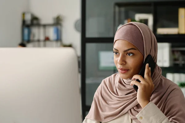 Zelfverzekerde Moslim Witte Boord Werknemer Hijab Praten Met Aanvrager Mobiele — Stockfoto