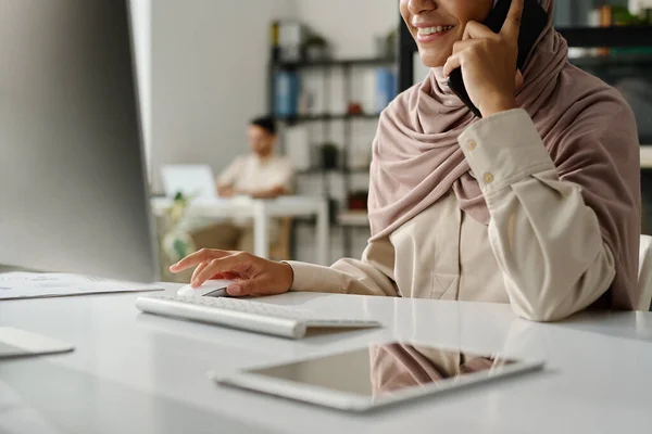 Ritagliato Colpo Giovane Direttore Ufficio Sorridente Hijab Parlando Sul Telefono — Foto Stock