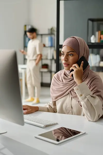 Young Confident Manager Hijab Speaking Smartphone Front Desktop Computer Screen — Stock Photo, Image