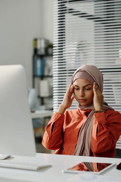 Junge Müde Managerin Berührt Ihren Kopf Während Sie Arbeitsplatz Mit — Stockfoto