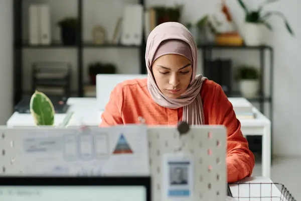 Joven Mujer Negocios Musulmana Seria Hijab Sentado Lugar Trabajo Delante —  Fotos de Stock
