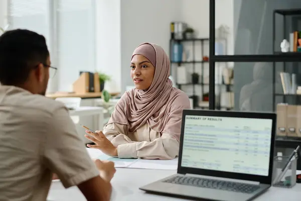 Joven Empresaria Musulmana Confiada Hiyab Explicando Punto Vista Colega Masculino —  Fotos de Stock