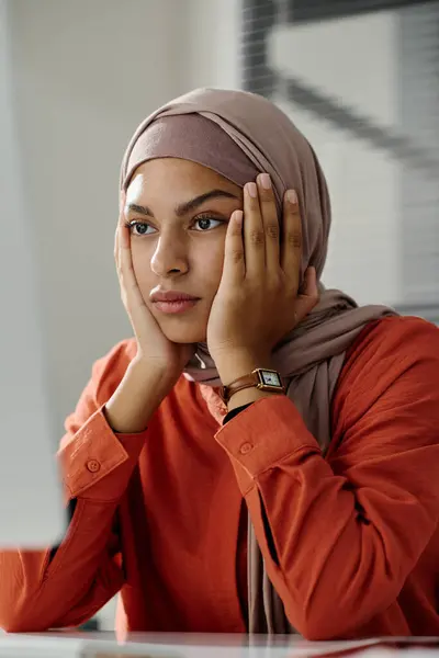 Jonge Problematische Zakenvrouw Hijab Aanraken Van Haar Gezicht Kijken Naar — Stockfoto