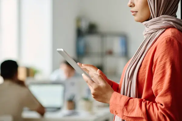 Cropped Shot Young Muslim Female Manager Using Tablet While Standing — Stock Photo, Image