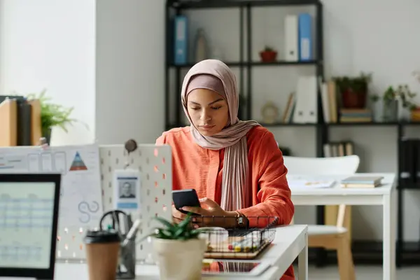 Giovane Lavoratrice Musulmana Hijab Seduta Vicino Posto Lavoro Nello Spazio — Foto Stock