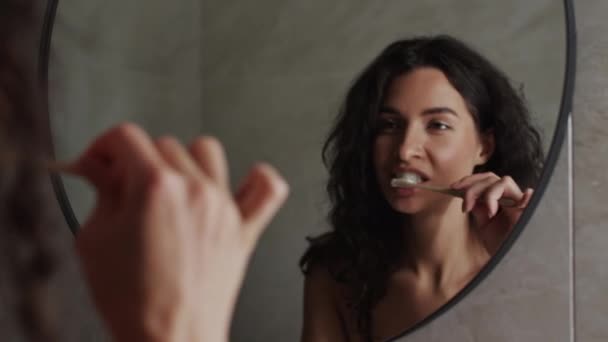 Koyu Kıvırcık Saçlı Sabah Dişlerini Titizlikle Fırçalayan Başını Çevirip Banyo — Stok video