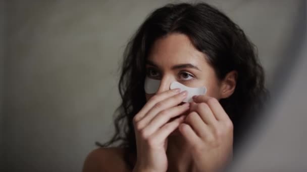 Ayna Görüntüsü Kıvırcık Beyaz Kadın Çıplak Omuzlu Spanyol Kadının Göz — Stok video