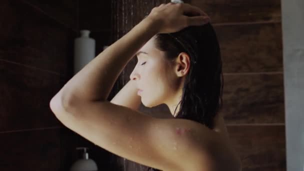 Colpo Medio Ravvicinato Della Giovane Donna Caucasica Con Spalle Nude — Video Stock