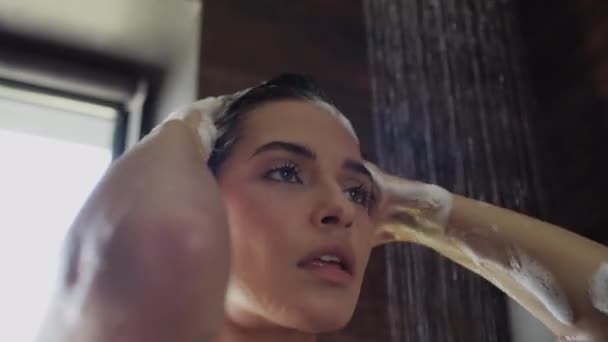 上午在家中洗澡时 用洗发水洗头 按摩和揉搓头皮的漂亮性感年轻女子的特写低角镜头 — 图库视频影像