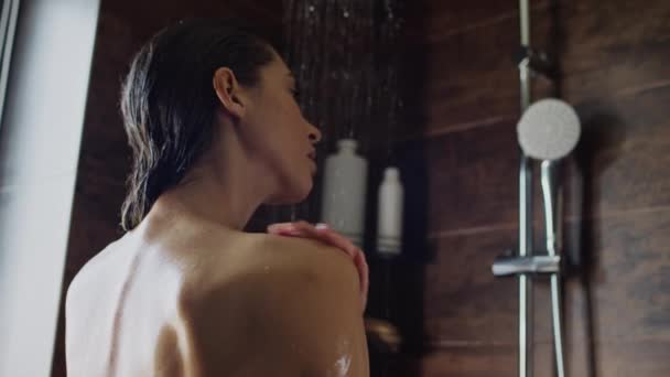 ภาพด านหล งใกล ดปานกลางของหญ งสาว Caucasian างในห องอาบน าในตอนเช าและกระจายสบ — วีดีโอสต็อก