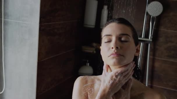 ภาพถ ายจากม งใกล ดของหญ งสาวท สวยงาม นชมการอาบน าตอนเช บไหล เปล — วีดีโอสต็อก