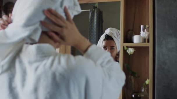 Средний Задней Снимок Молодой Белой Женщины Халате Обернутой Мокрыми Волосами — стоковое видео