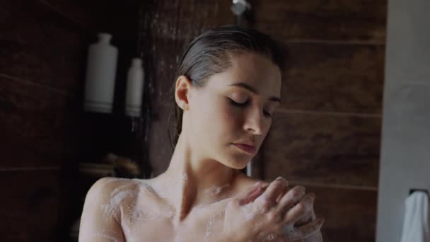 Zbliżenie Powolne Ujęcie Zmysłowej Młodej Białej Kobiety Myjącej Się Rano — Wideo stockowe
