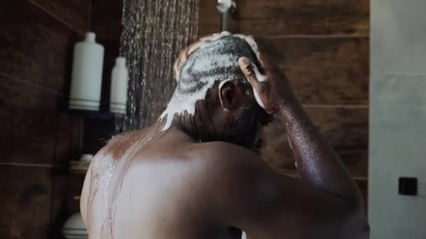 ภาพด านหล งใกล ดปานกลาง ของชายผ าหน าไม นอย ในห องอาบน — วีดีโอสต็อก