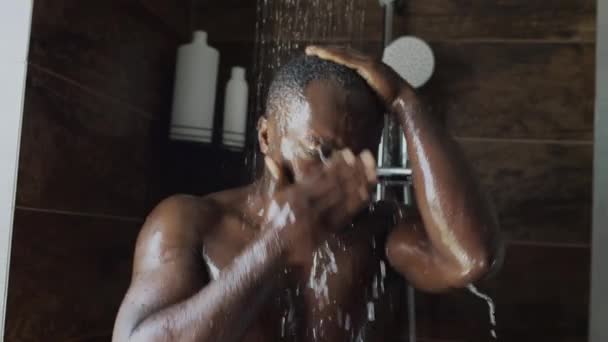 집에서 뜨거운 샤워를하는 아프리카계 미국인 흐르는 문지르고 가슴과 어깨의 — 비디오