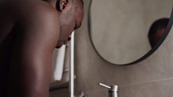 Tiro Médio Close Jovem Afro Americano Com Cabelo Cortado Peito — Vídeo de Stock